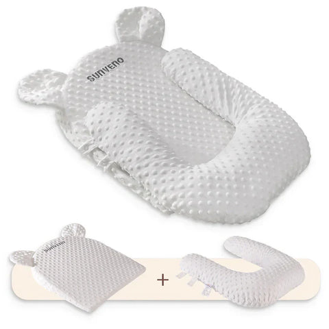 https://cdn.shopify.com/s/files/1/0818/1638/7878/files/SunvenoPortableBabyAnti-spillMilkUShapePillowwith10_Slope.webp?v=1747047407